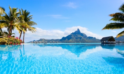 Infinity Pool mit Aussicht auf Bora Bora (BlueOrange Studio / stock.adobe.com)  lizenziertes Stockfoto 
Información sobre la licencia en 'Verificación de las fuentes de la imagen'